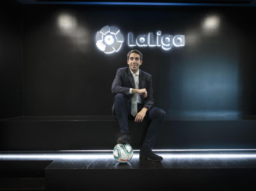 El zaragozano Marcos Pelegrín posa con un balón en la sede de LaLiga.