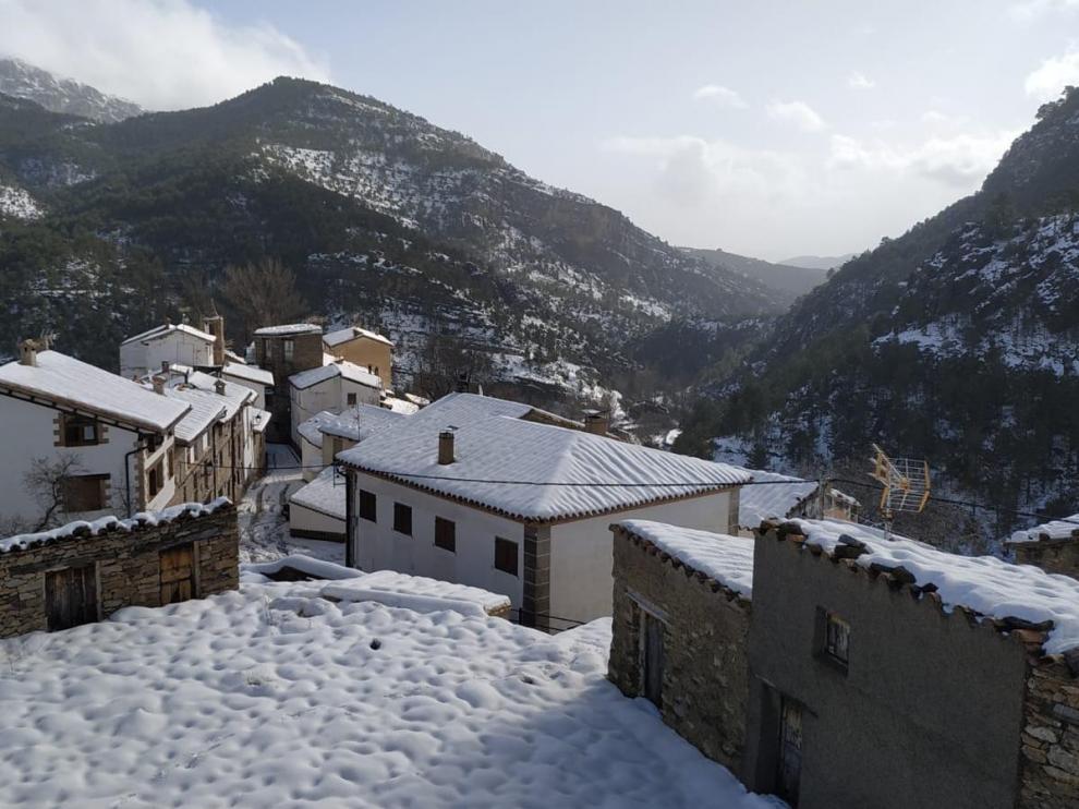 Nevada en Castelvispal, una pedanía de Linares de Mora (Teruel) que ha quedado incomunicada por la nevada.