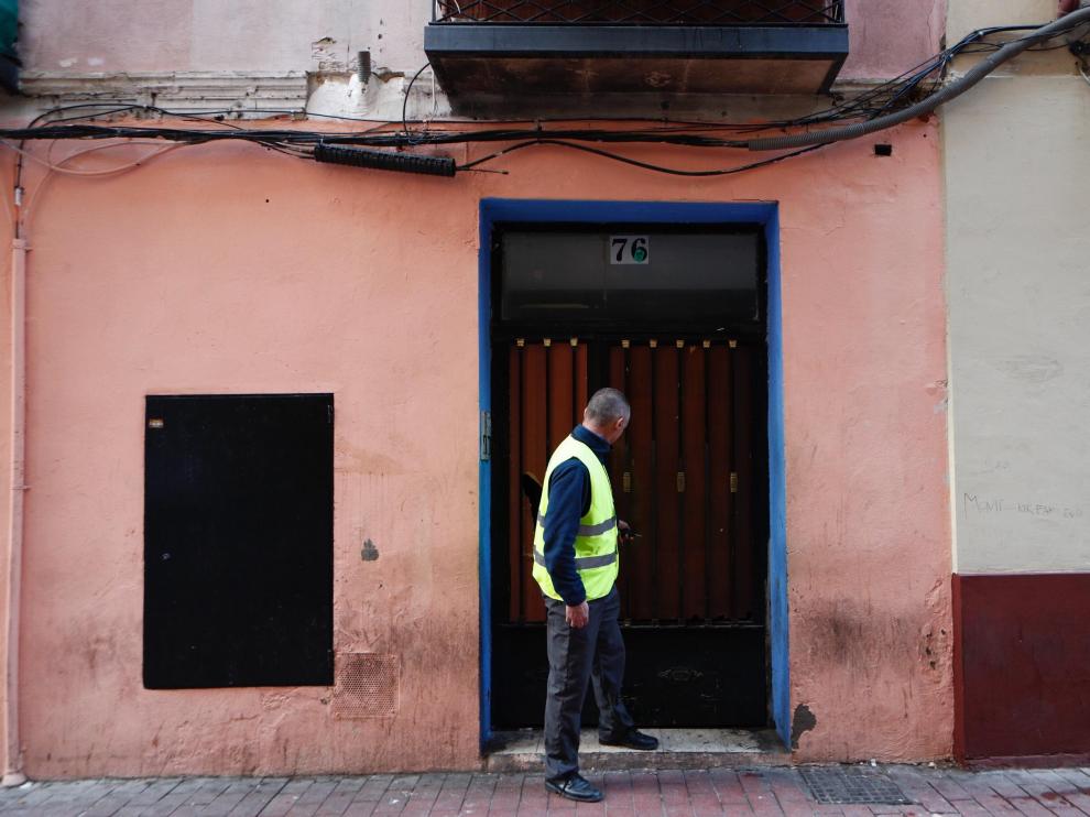 Un empleado de una empresa de seguridad cerraba este jueves la puerta del edificio desalojado en Pignatelli, 76, de Zaragoza.