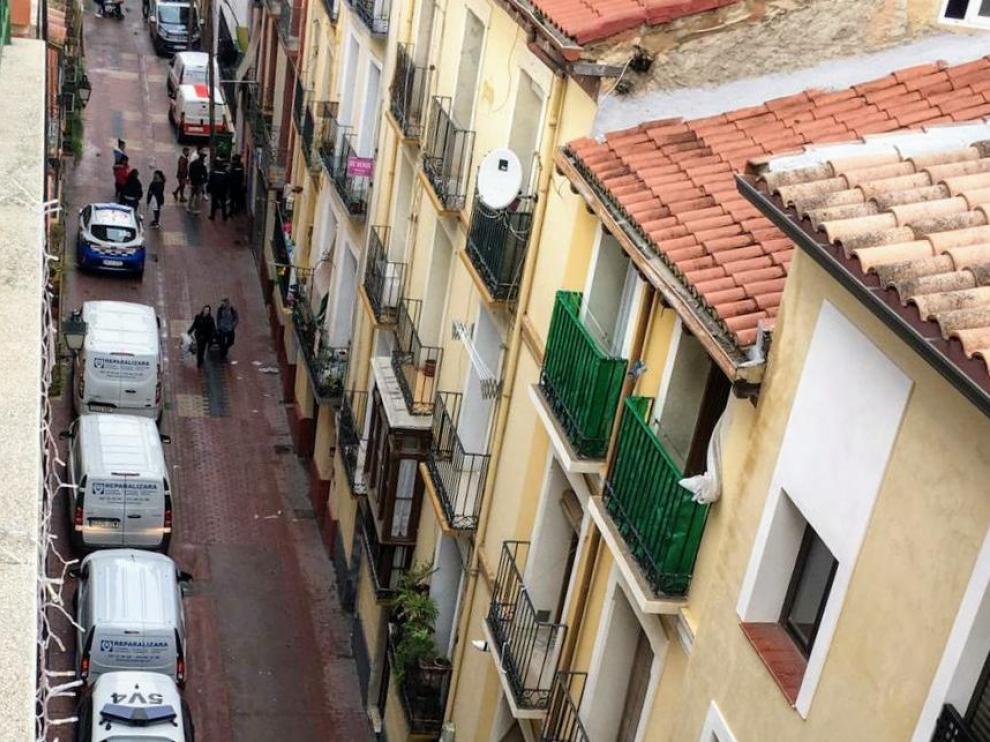 La Policía Nacional y la Local movilizaron numerosos agentes para llevar a cabo el desalojo de las viviendas okupadas.