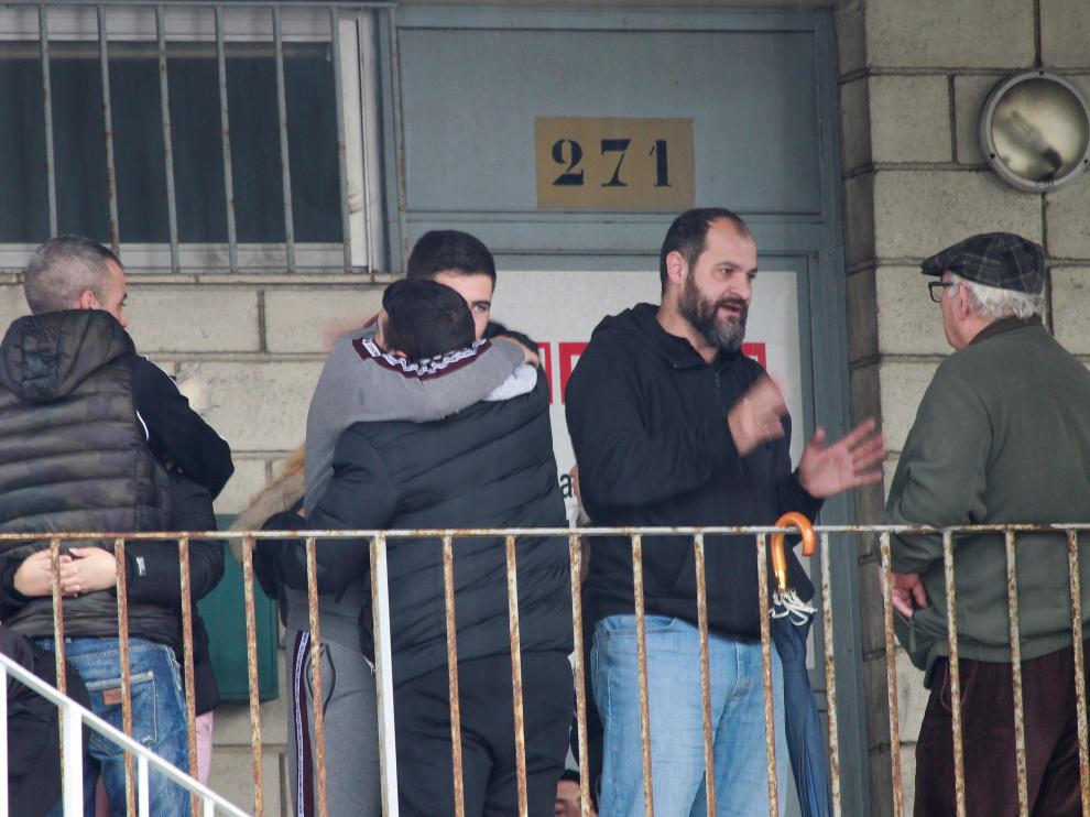 Familiares de los tripulantes del pesquero desaparecido esperan noticias en la sede de la Federación Andaluza de Asociaciones Pesqueras.