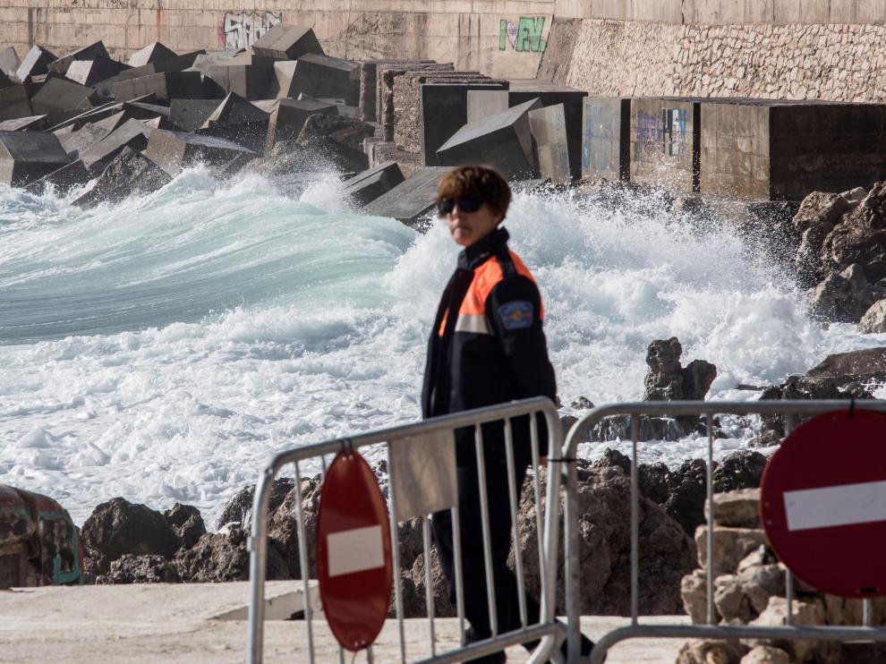 Vista del paseo de Cala Rajada destrozado este jueves, en el municipio mallorquín de Capdepera, una de las zonas más afectadas tras el paso de la borrasca Gloria.
