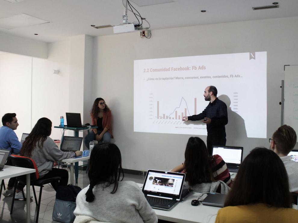 Uno de los docentes de la titulación impartiendo una clase en una de las ediciones pasadas del máster.