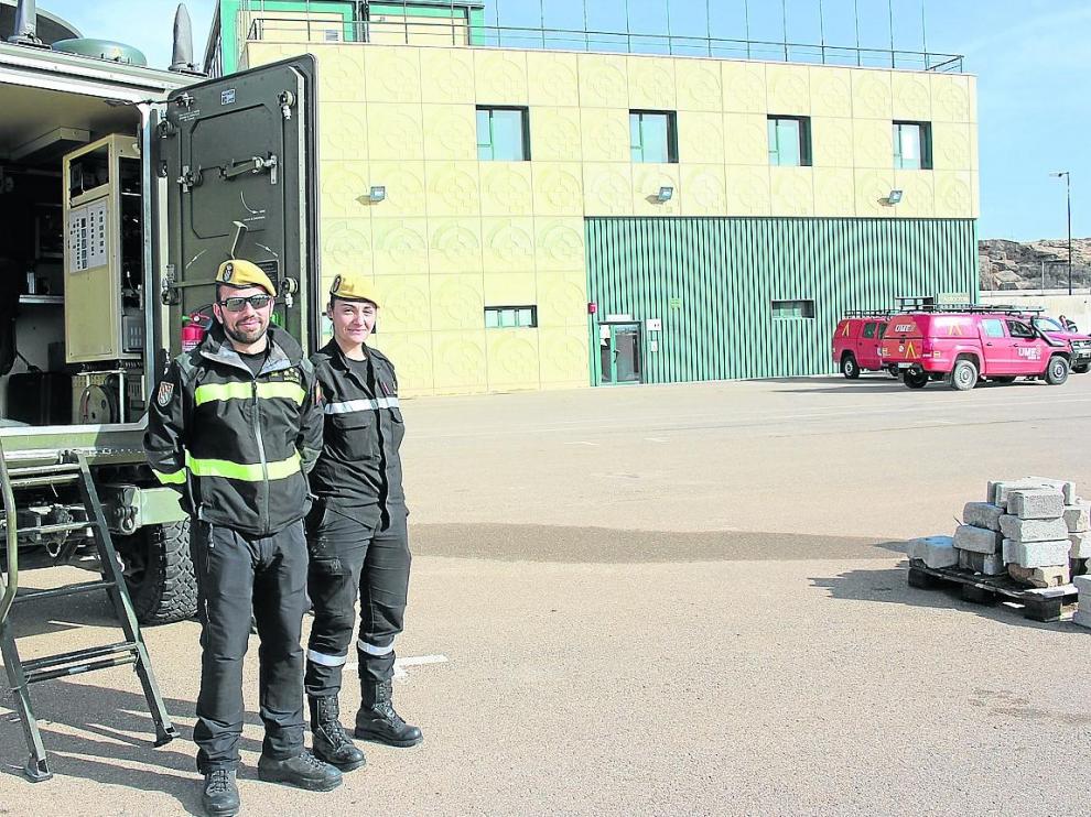 El jefe del dispositivo de la UME, Marcos García, y la soldado Esther Senero, ayer en Motorland.
