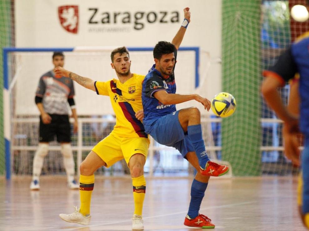Imagen de archivo de una acción de partido entre el Colo Colo y el FC Barcelona.