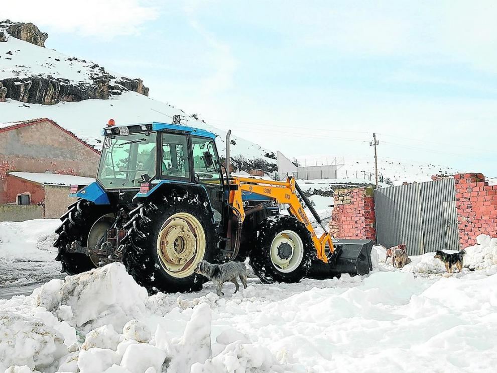 La nieve seguía cubriendo ayer Monforte de Moyuela, en la provincia de Teruel.