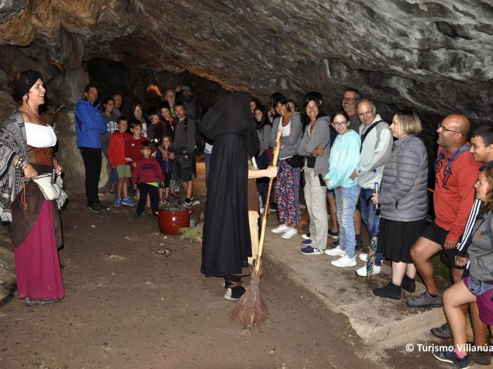 La visita teatralizada por la que se ha premiado a las cuevas se ofrece a final de agosto.