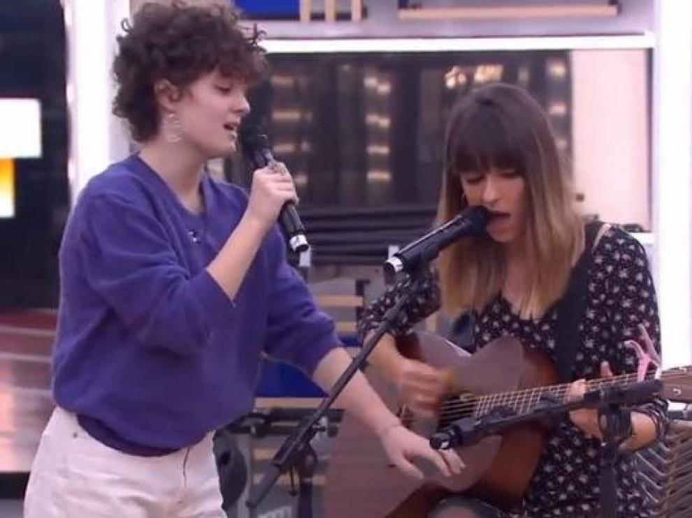 Maialen y Anne en el primer pase de micros de la semana.