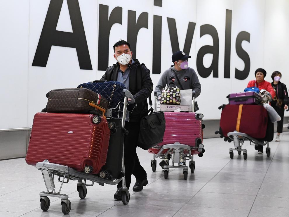 Aeropuerto de Heathrow donde se han empezado a controlar los vuelos directos desde China.