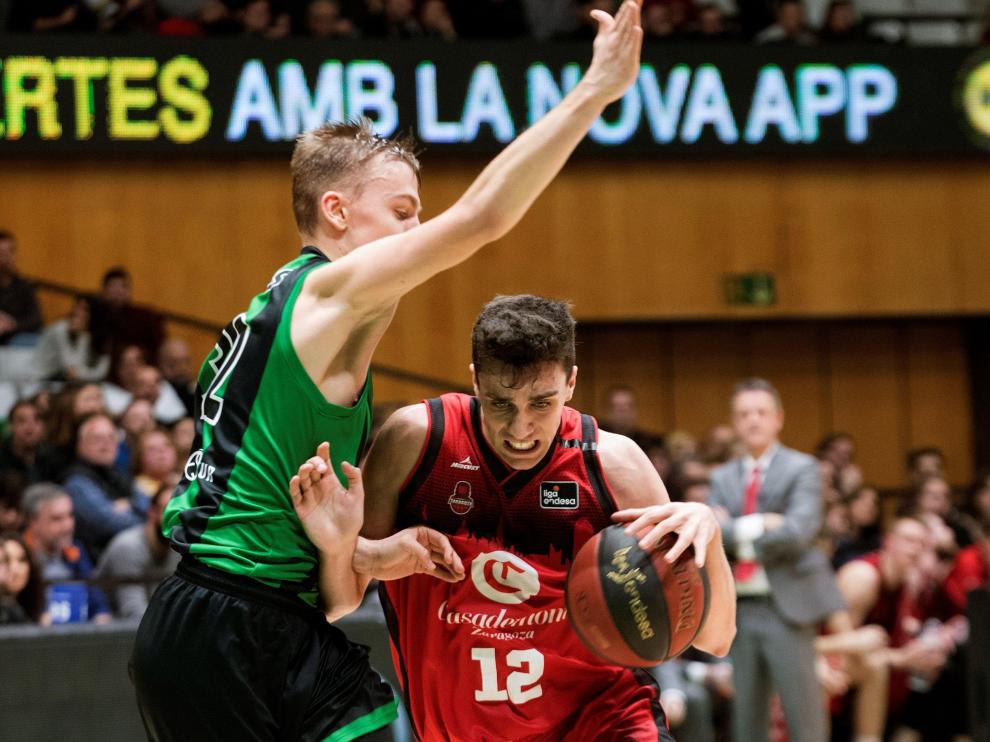 El base del Casademont Zaragoza, Carlos Alocén (d), intenta superar a Arturs Zagars (i), del Joventut Badalona