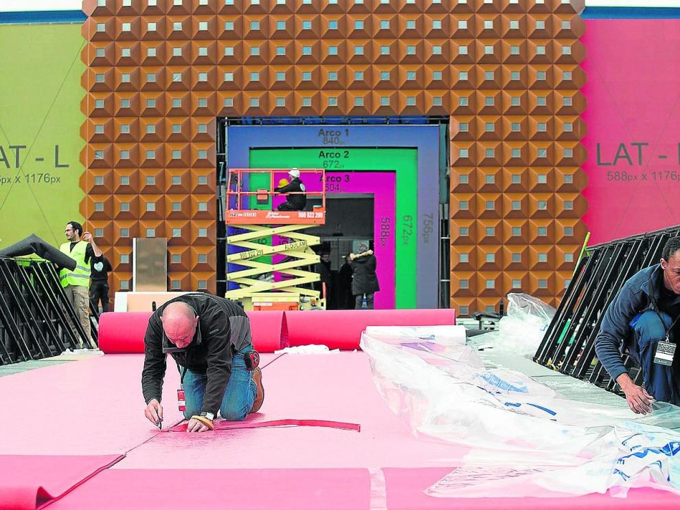 Los operarios ultiman la instalación de la alfombra roja de los Premios Goya.