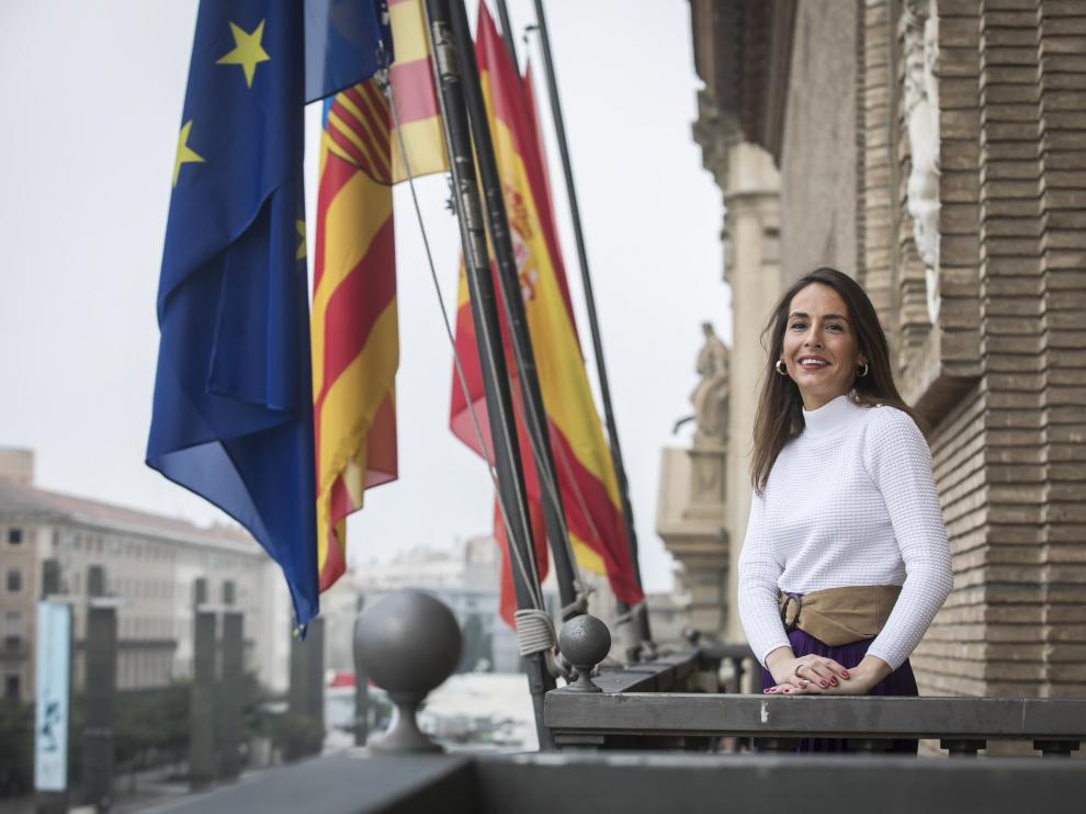 La concejal de Hacienda, María Navarro, en el balcón del Ayuntamiento de Zaragoza.