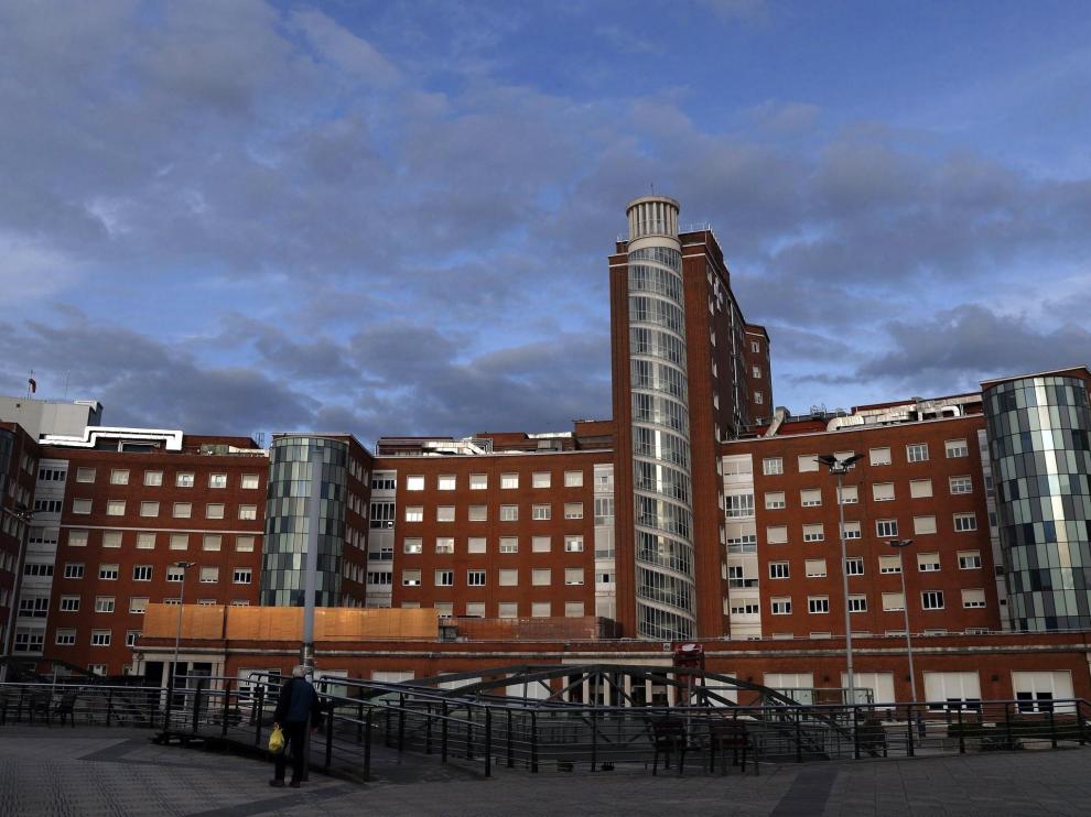 Vista general del Hospital de Cruces de Bilbao, en el que una mujer está ingresada en régimen de aislamiento