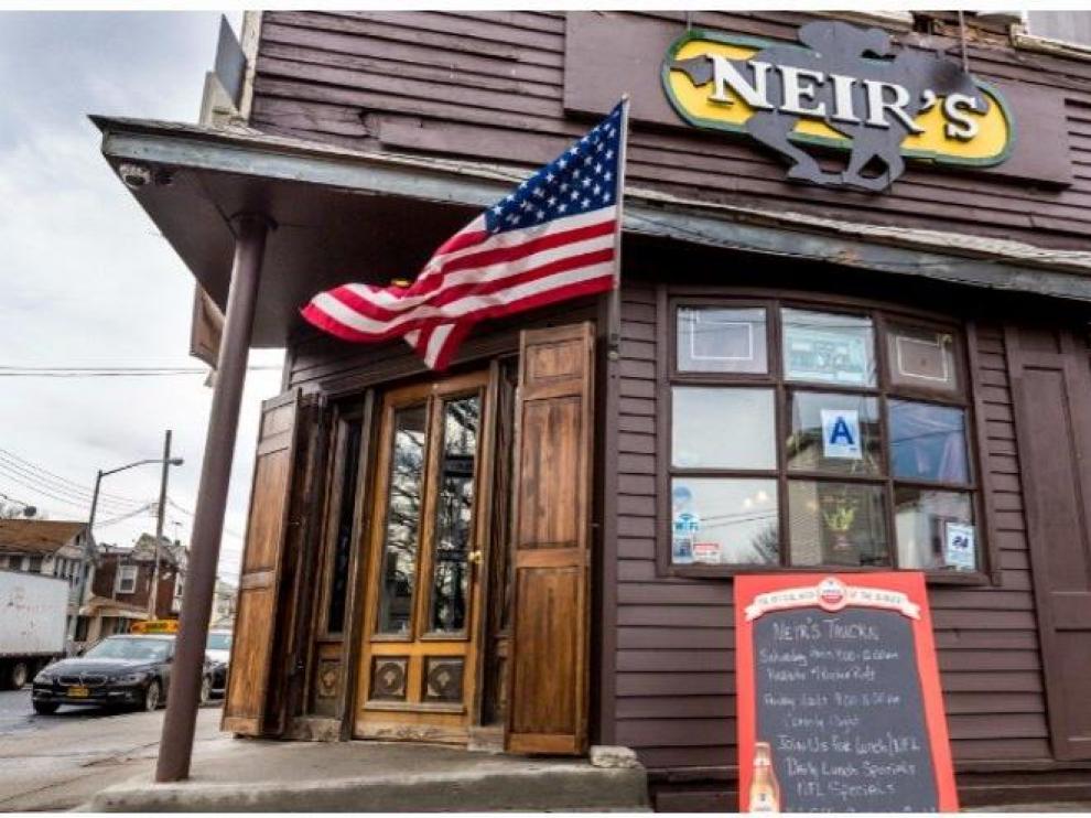 Imagen de la fachada de Neir's Taver en Queens. Twitter.