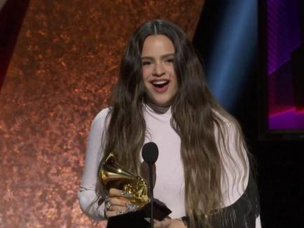 Rosalía recibiendo el premio