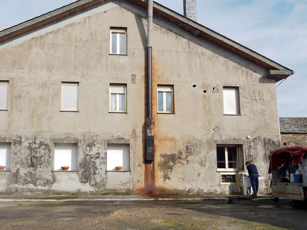 Vista del domicilio donde fue encontrado el cadáver de la mujer, de 79 años, presuntamente asesinada por su marido en A Pastoriza (Lugo).