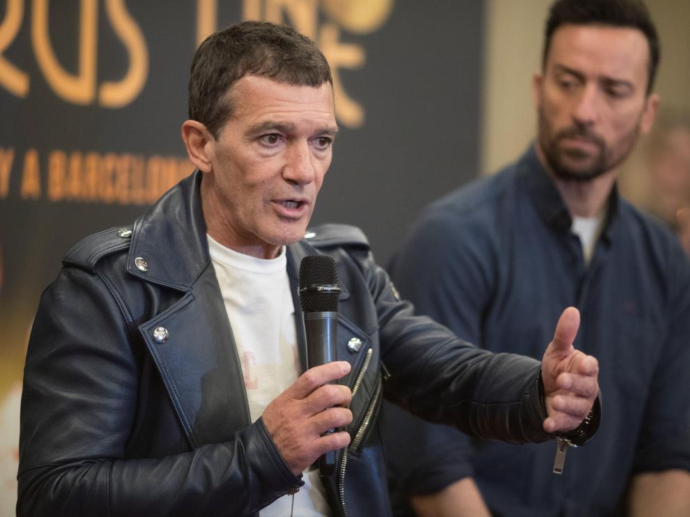 Antonio Banderas, junto a Pablo Puyol en la presentación en Barcelona del musical "A Chorus Line".