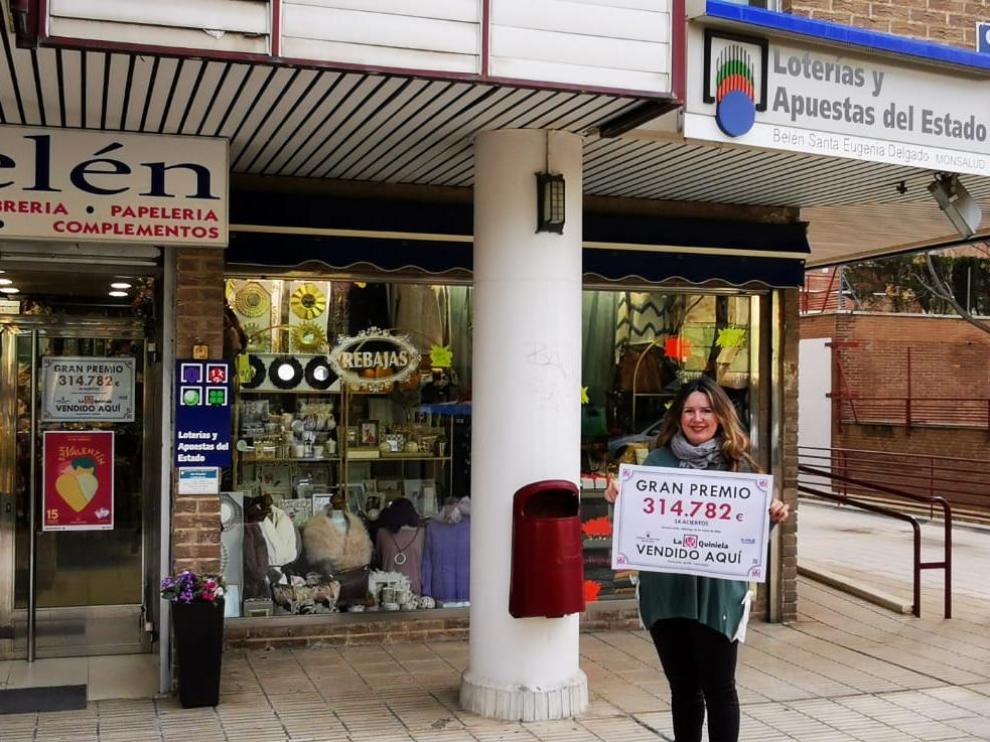 Belén Santa Eugenia posa con el cartel del premio.