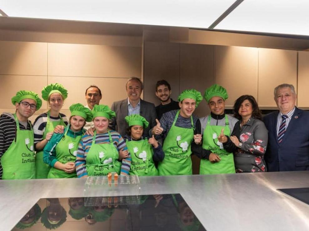 José Ignacio Acirón, Jorge Azcón, Paloma de Yarza y Jesús Soto, con los alumnos de Inclucina de Atades.