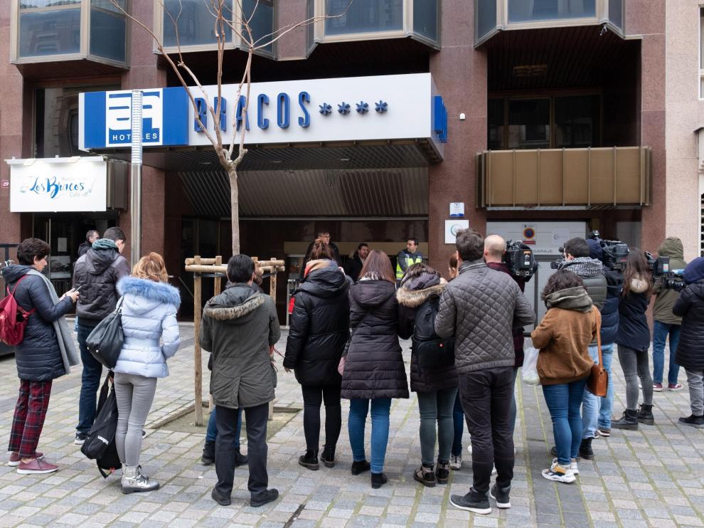 La puerta del hotel donde este lunes ha aparecido muerta una niña en Logroño.