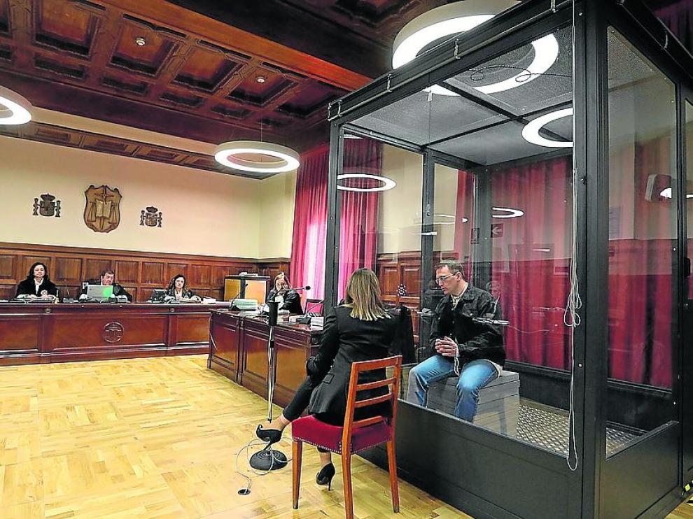Igor el Ruso declaró desde una cabina blindada. En la imagen, hablando con su intérprete.