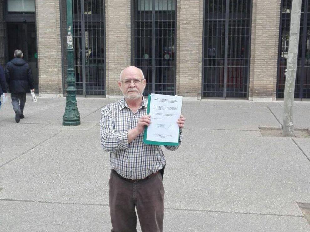 José Antonio Monzón, delegado en Zaragoza de la Asociación Aragonesa de Guiñote Guiñarte, con la solicitud a la DGA.