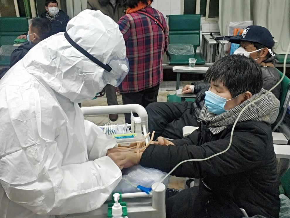 Una paciente se somete a las pruebas en un hospital de Wuhan, la ciudad donde se originó el virus.