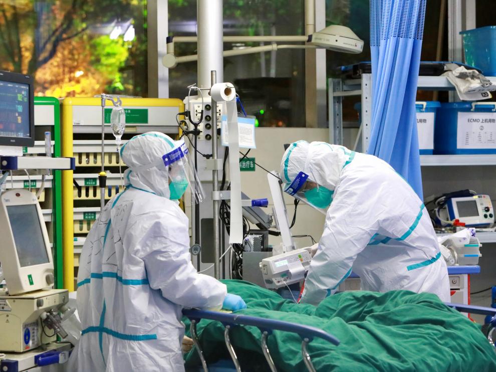 Personal médico atiende a un enfermo de coronavirus en un hospital de Wuhan.