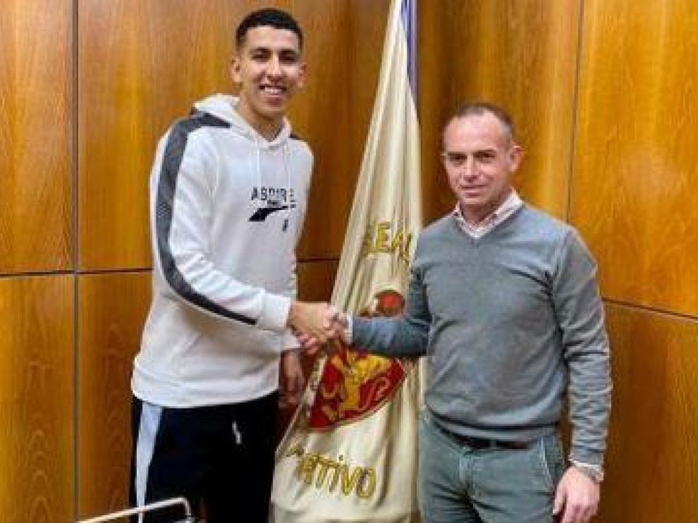 Jawad El Yamiq, al mediodía de este miércoles, 29 de enero, tras firmar su contrato con el Real Zaragoza en la sede del club en La Romareda.