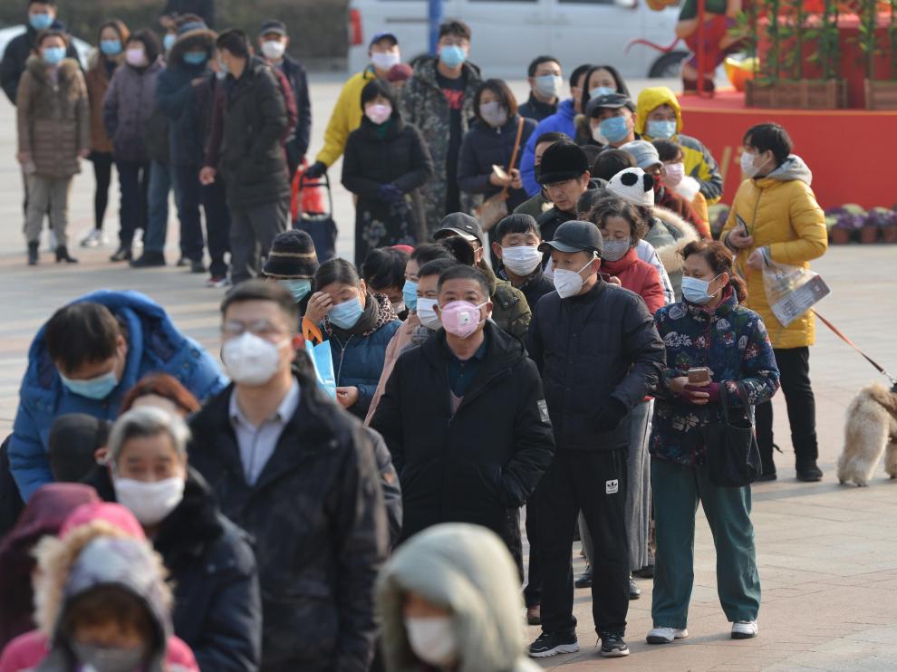 Nanjing (China), 29/01/2020.- People line up outside a drugstore to buy medical masks in Nanjing, Jiangsu province, China, 29 January 2020. According to media reports, coronavirus, which in severe cases causes pneumonia, killed 132 people and infected nearly 6,000, mainly in China. Governments around the world are taking preventative measures to health the spread of the virus. EFE/EPA/FANG DONGXU CHINA OUT China's shortage of masks continues in cities.