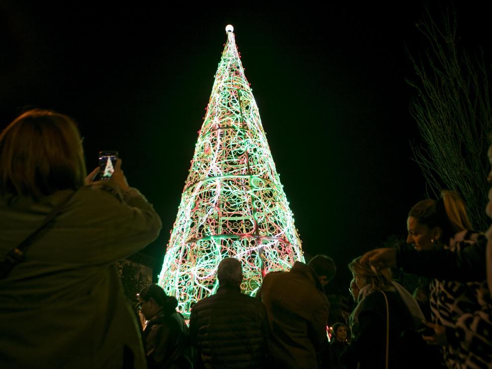 Vista del árbol de Navidad de la plaza de Paraíso el día de su encendido.