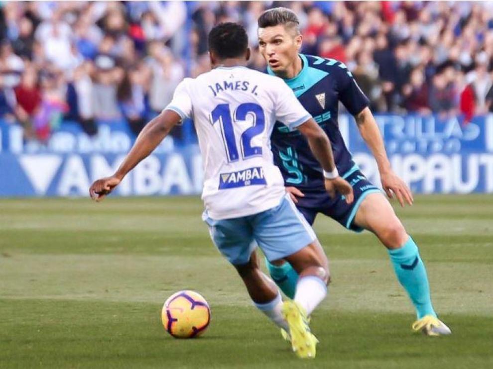 Dani Torres, con el Albacete (jugó cedido el año pasado allí por el Alavés) en el partido de la temporada anterior en La Romareda (0-0), disputa un balón a Igbekeme.