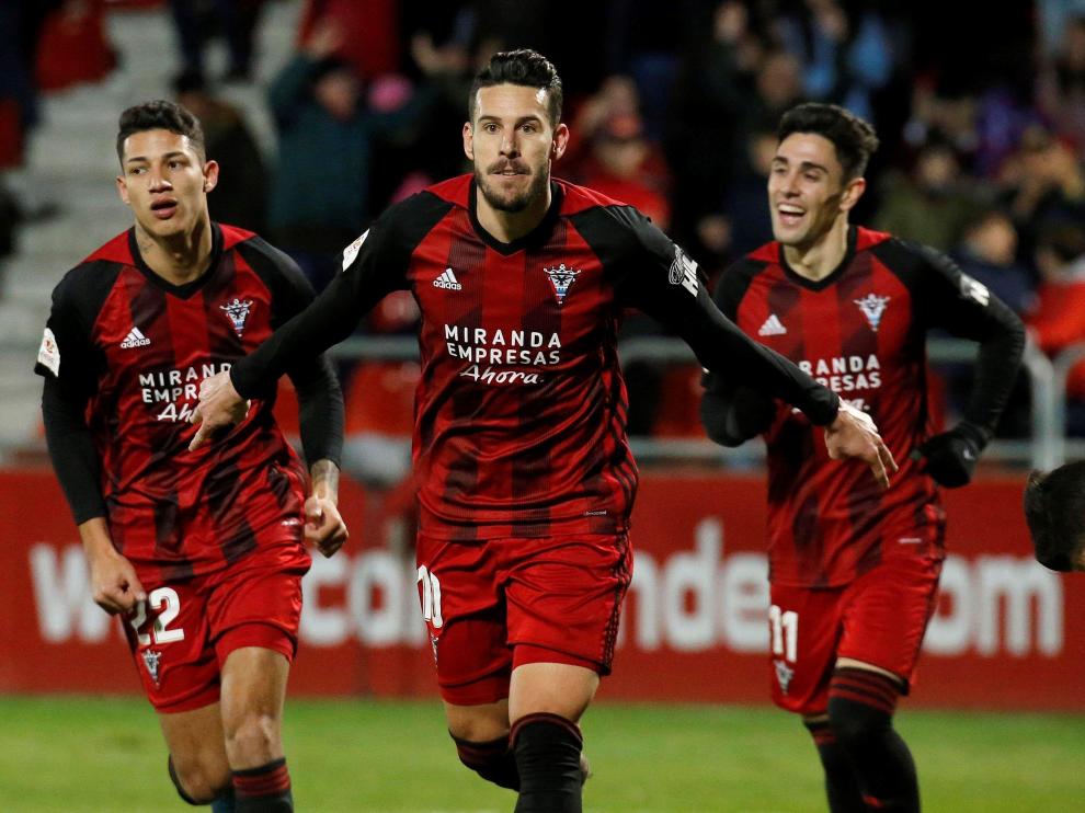 El centrocampista del Mirandés Álvaro Rey (2-i) celebra tras marcar el tercer gol ante el Sevilla, durante el partido de octavos de final de la Copa del Rey