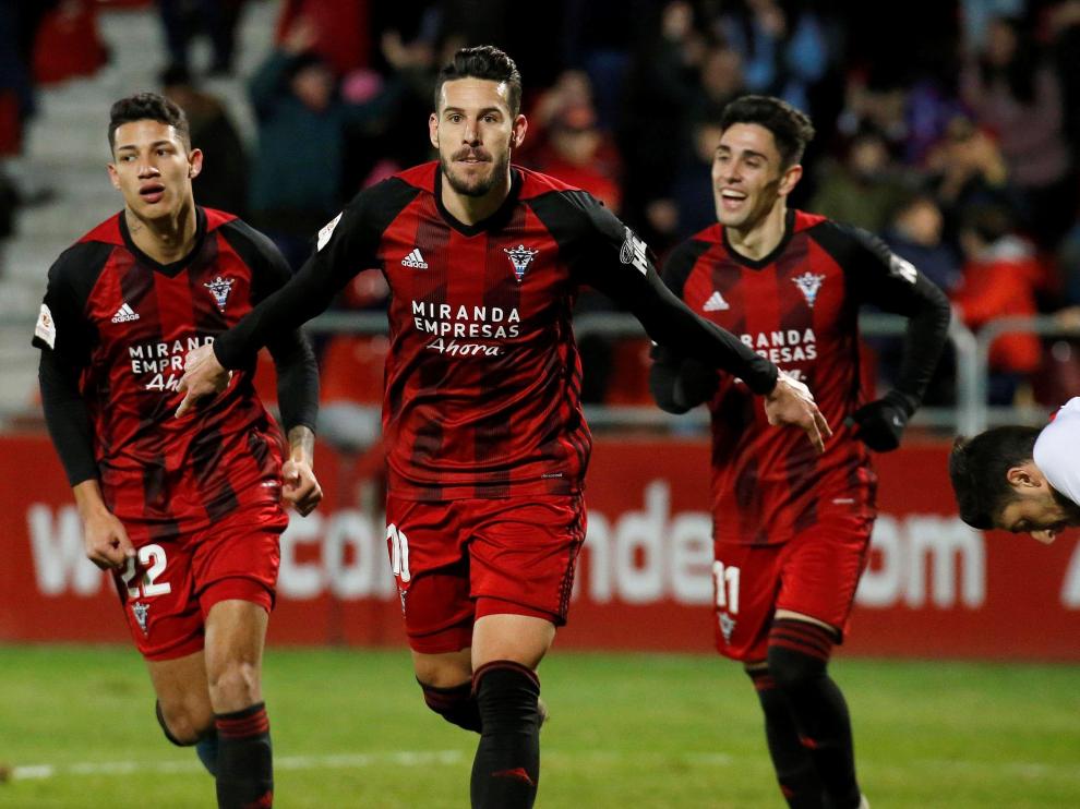 El centrocampista del Mirandés Álvaro Rey (2-i) celebra tras marcar el tercer gol ante el Sevilla, durante el partido de octavos de final de la Copa del Rey