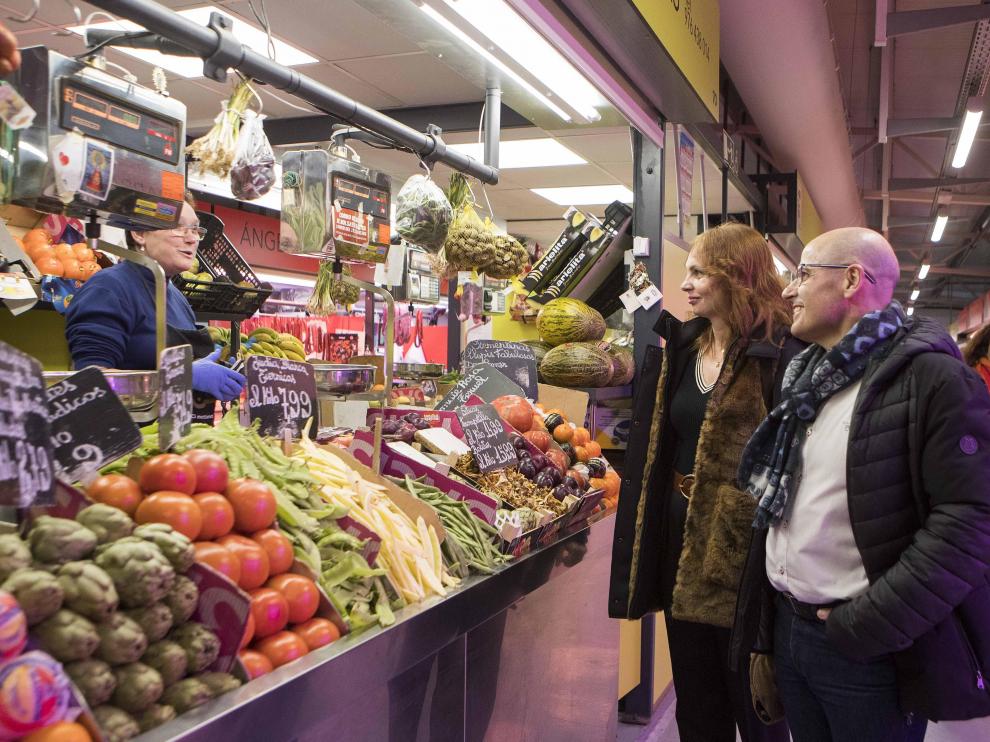 La concejal de Economía, Carmen Herrarte, y el presidente de la Asociación de Detallistas, José Carlos Gran, durante su visita al mercado provisional.