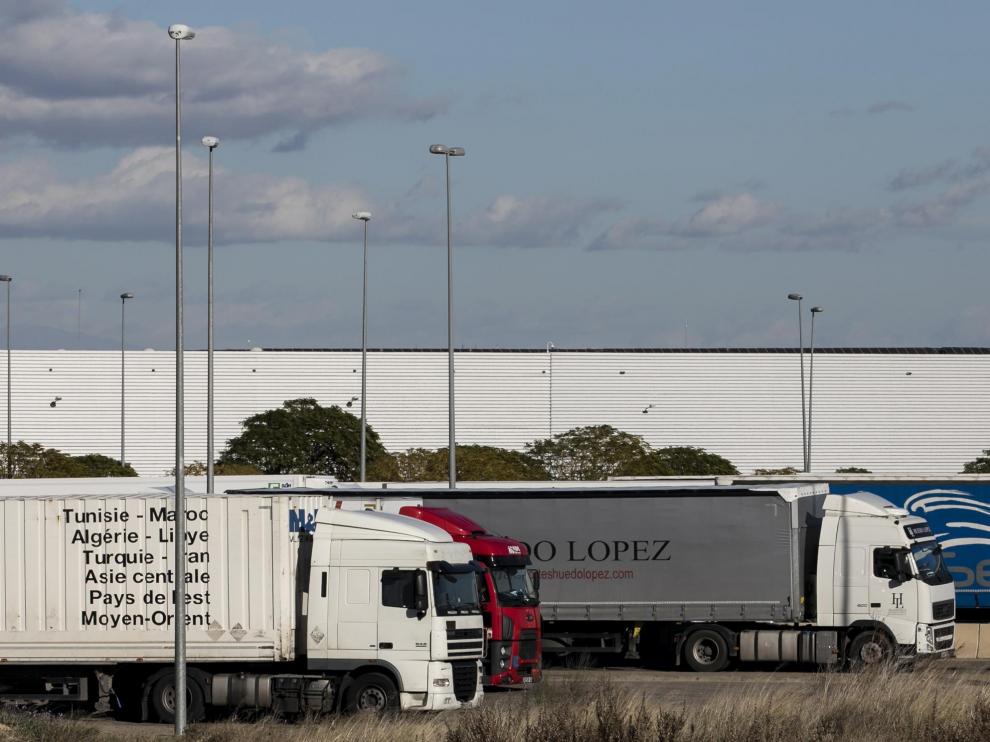 Varios camiones cargando mercancías en la Plataforma Logística de Zaragoza.