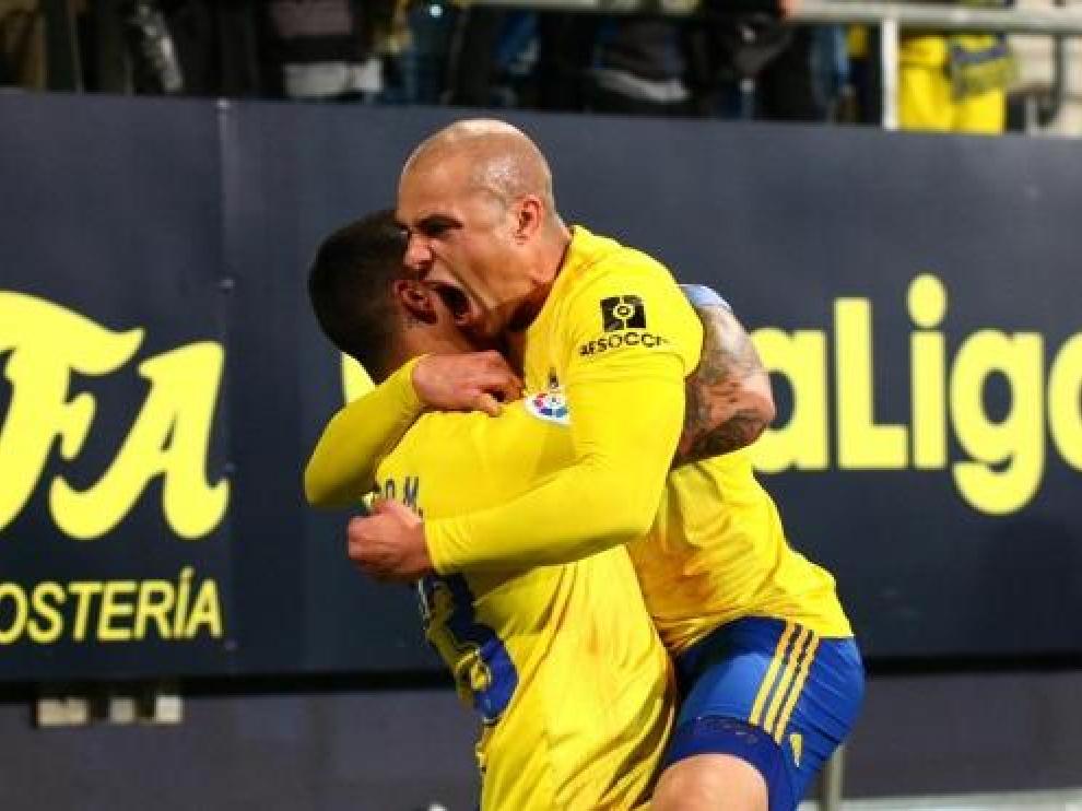 Jorge Pombo celebra un gol con un compañero en el Ramón de Carranza.