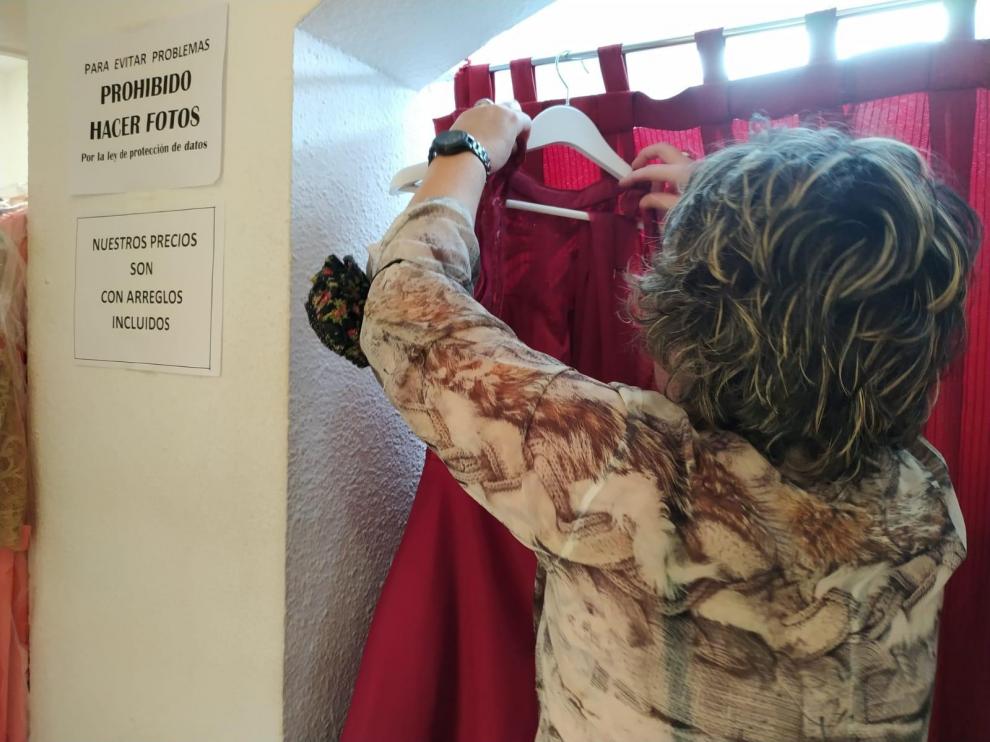 Prohibido hacer fotos en una tienda de vestidos de fiesta de Zaragoza.