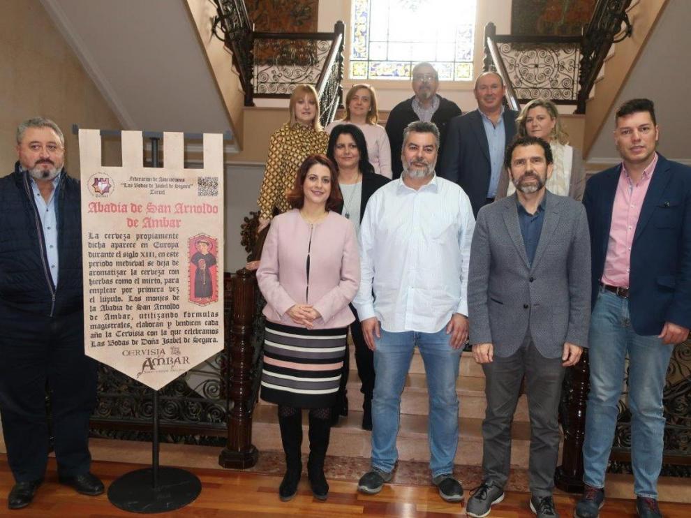 Presentación del estandarte que exhibirá cada jaima recreacionista en las Bodas de Isabel.