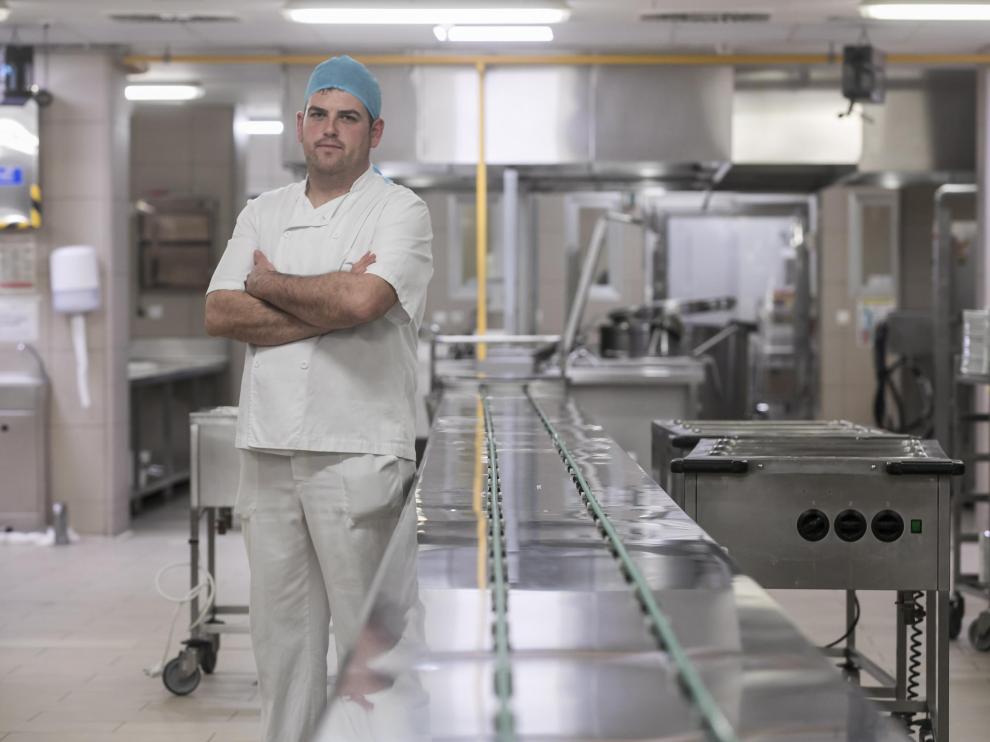 Álvaro Ruberte, en la cocina del Hospital Miguel Servet de Zaragoza donde trabaja.