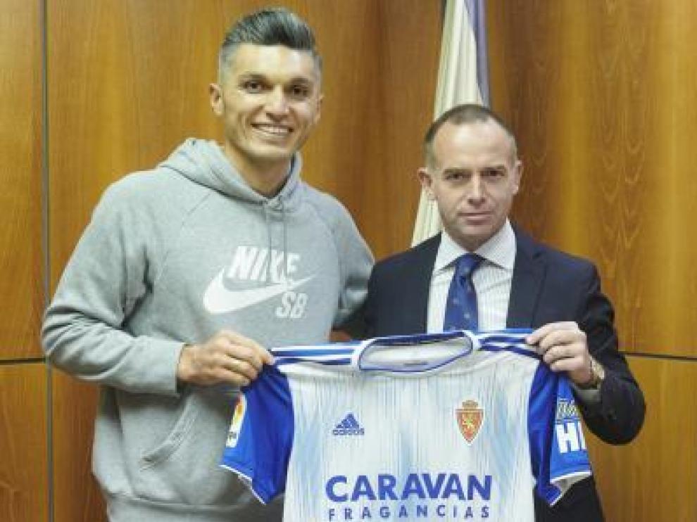 Dani Torres posa en las oficinas del club junto al presidente Lapetra.