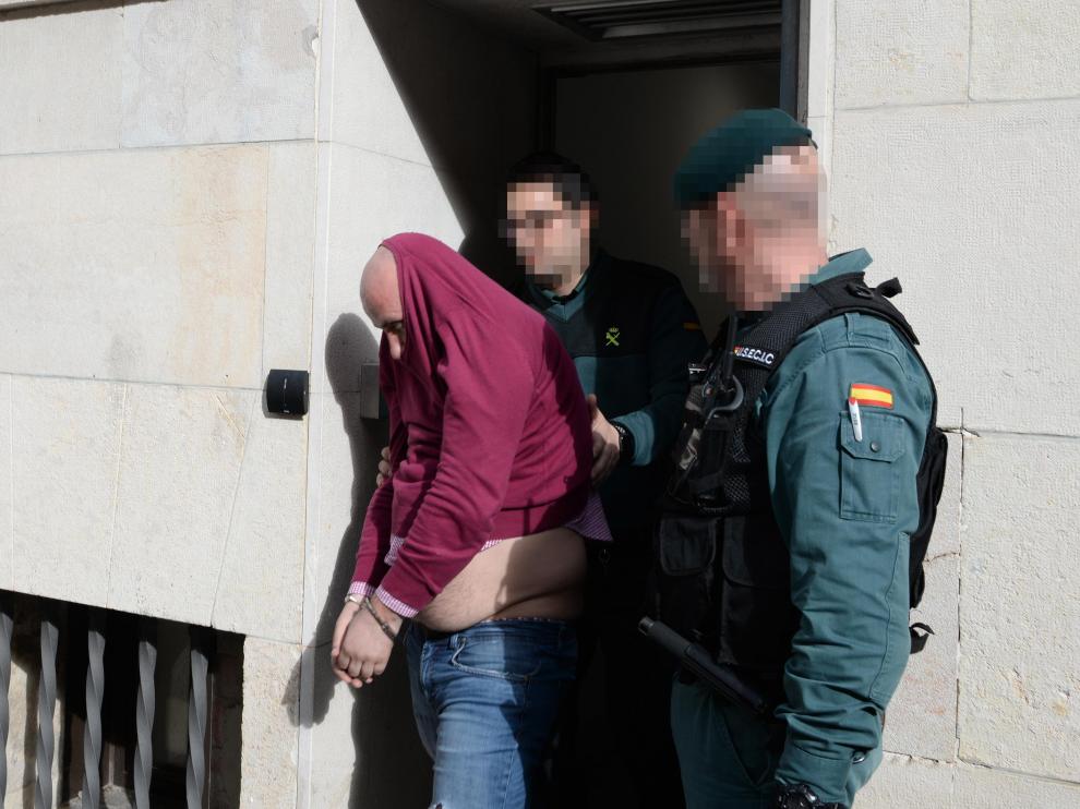 Uno de los detenidos abandona los juzgados tras prestar declaración camino de la prisión.