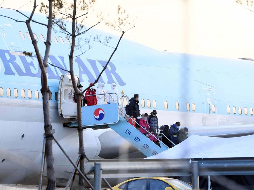 Gimpo (Korea, Republic Of), 31/01/2020.- People disembark from South Korea's first evacuation plane, carrying 367 nationals, arriving from the coronavirus-hit Chinese city of Wuhan, at Gimpo International Airport in Gimpo, South Korea, 31 January 2020. On 30 January, South Korea reported its sixth confirmed case of novel coronavirus. The virus originated in the Chinese city of Wuhan and has so far killed at least 213 people, infecting over 8,000 others, mostly in China. (Corea del Sur) EFE/EPA/YONHAP SOUTH KOREA OUT Wuhan evacuees arrive in South Korea