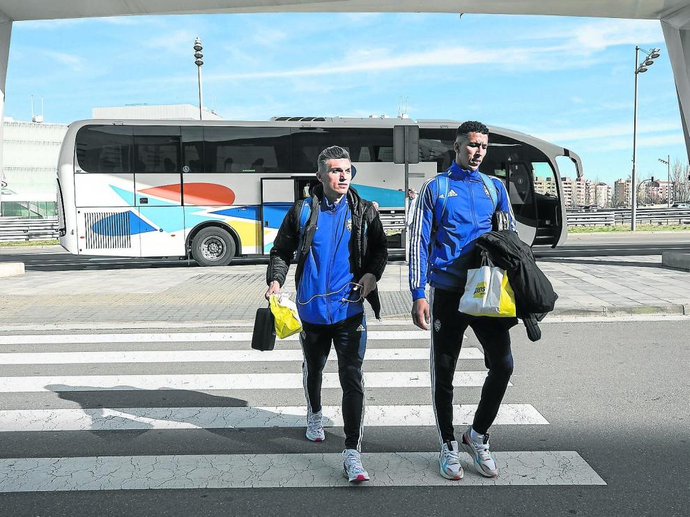 Daniel Torres y Jawad El Yamiq, los dos recientes fichajes de invierno del Real Zaragoza, ayer al inicio del viaje a Cádiz