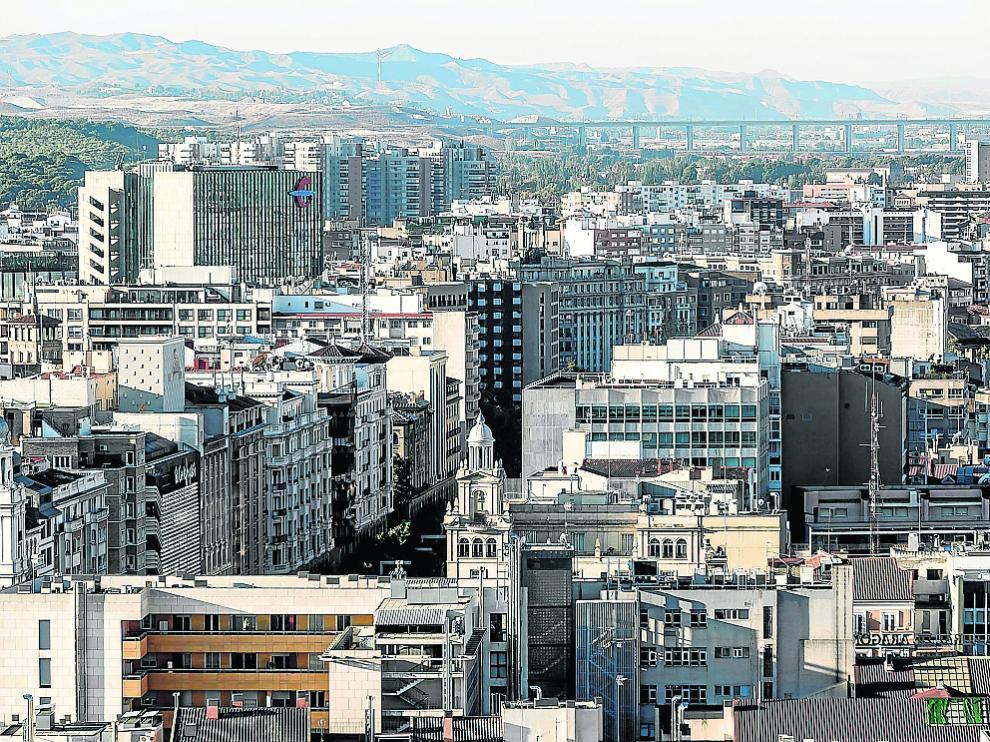 Vista aérea de edificios de viviendas y oficinas del centro de Zaragoza