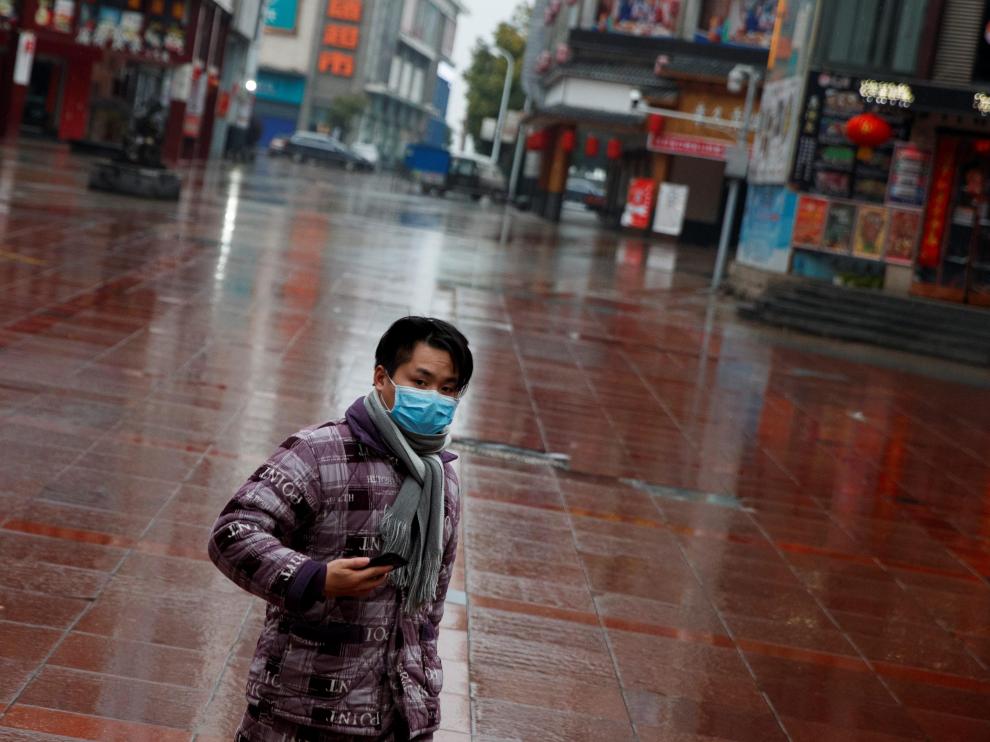 Un hombre con una máscara en un centro comercial de Jiujiang.