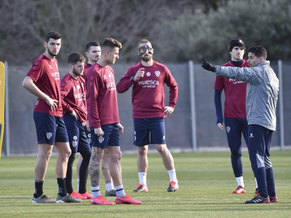 Los jugadores de la SD Huesca atienden a Míchel durante un entrenamiento