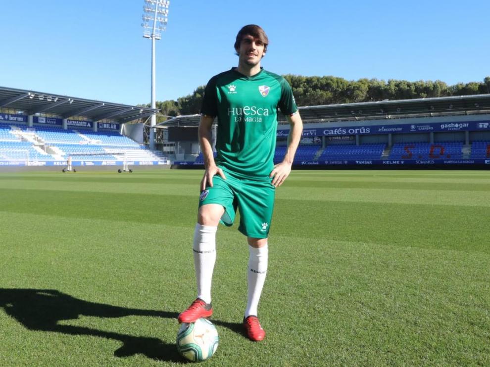 La SD Huesca presenta una equipación verde para la lucha ...