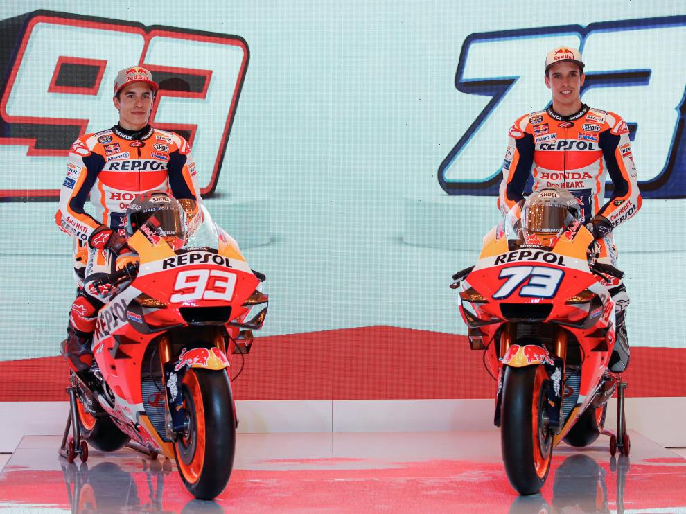 Marc Márquez y su hermano Álex posan en la presentación del equipo de Moto GP de Repsol Honda en Indonesia