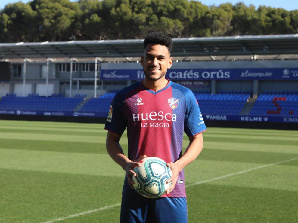 Jordi Mboula pisa El Alcoraz durante su presentación como jugador de la SD Huesca